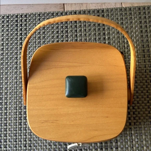 LAST CHANCE *Vintage LONGABERGER Christmas Basket w/ wood lid. - Picture 3 of 8